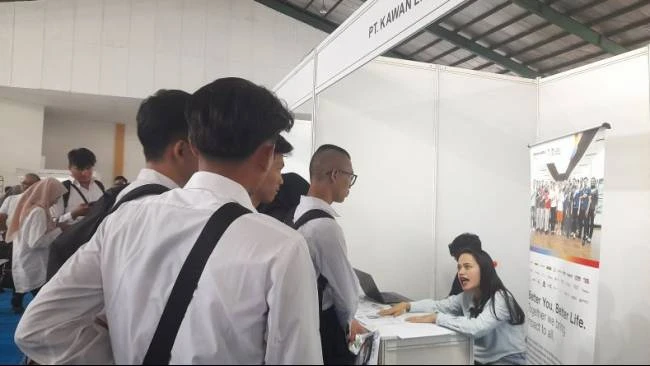 Ilustrasi Job Fair Online Karawang 2026 yang menyediakan sekitar 2.000 lowongan kerja bagi warga ber-KTP Kabupaten Karawang.