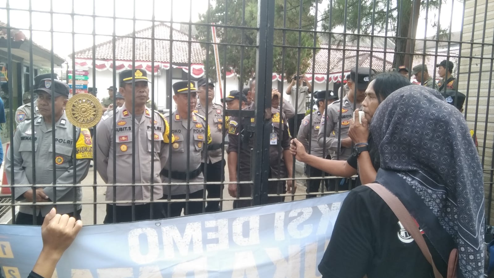 Puluhan jurnalis Forum Wartawan Solidaritas Sukabumi menggelar aksi menuntut keterbukaan informasi di Kejaksaan Negeri Kabupaten Sukabumi.