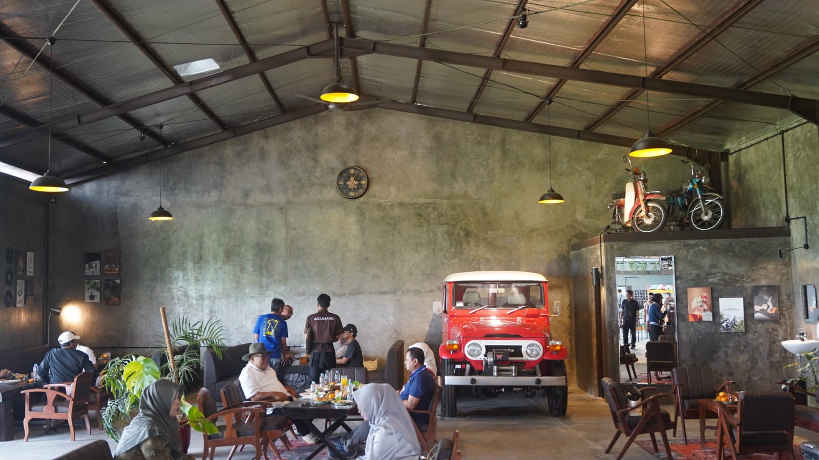 Bupati Sumedang Dony Ahmad Munir meresmikan Cafe Arjumand di Cimalaka dengan latar panorama sawah.