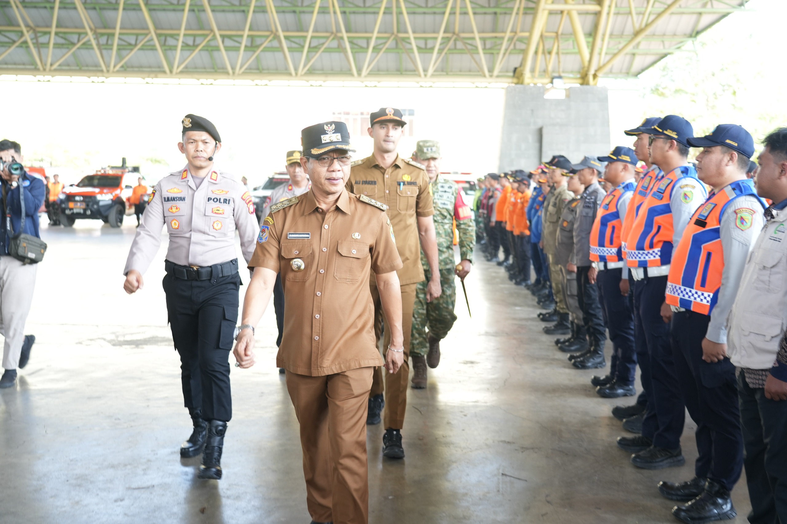 Bupati Bandung Dadang Supriatna (KDS) memberikan amanat saat memimpin Apel Kesiapsiagaan Kekeringan dan Karhutla Tingkat Kabupaten Bandung Tahun 2026 di Dome Balerame, Selasa (11/8/2026).