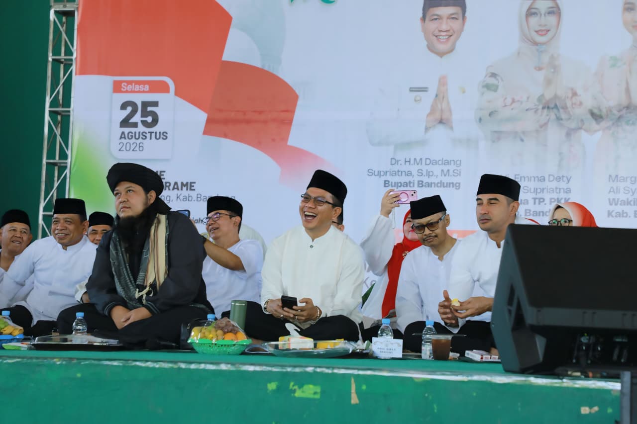 Bupati Bandung Dadang Supriatna saat Gebyar Maulid Nabi Muhammad SAW 1448 H di Dome Bale Rame Soreang, Kabupaten Bandung.