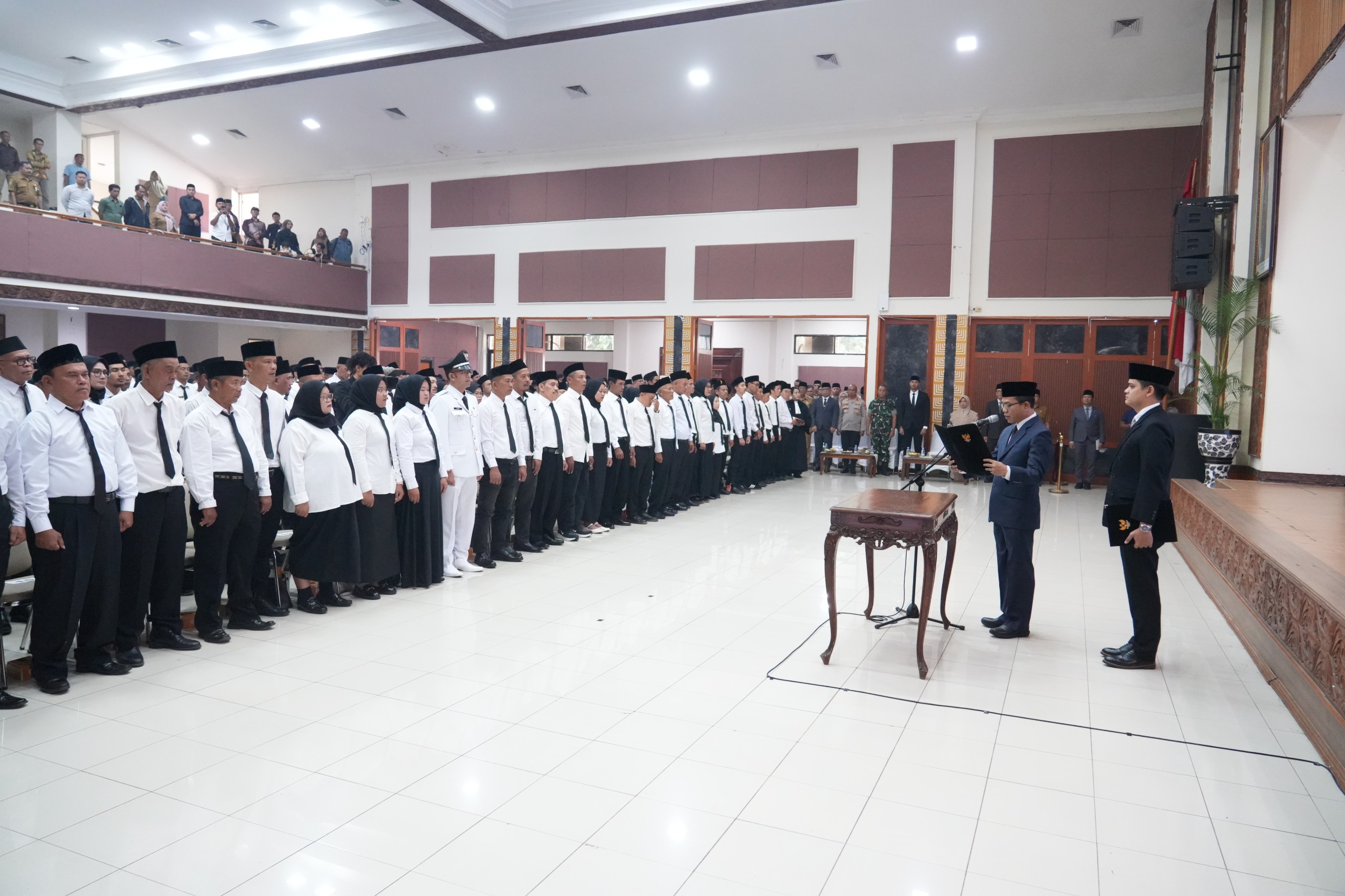 Bupati Bandung Dadang Supriatna saat melantik Kepala Desa Jelegong dan anggota BPD terpilih di Gedung Moh. Toha, Senin (31/8/2026).