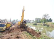 Mumpung Lagi Kemarau, Pemkab Bandung Percepat Normalisasi Sungai Cikeruh Cegah Banjir