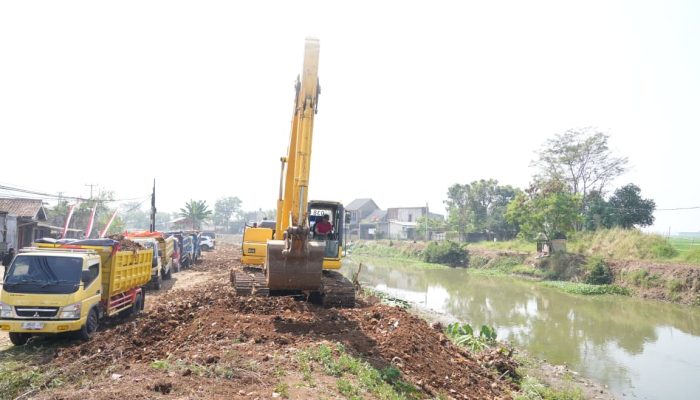 Mumpung Lagi Kemarau, Pemkab Bandung Percepat Normalisasi Sungai Cikeruh Cegah Banjir