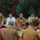 Bupati Bandung Dadang Supriatna (KDS) tampak akrab menikmati nasi liwet bersama warga dan pejabat terkait saat menghadiri Tasyakur Binikmat penyelesaian Normalisasi Sungai Cisungalah di SDN Panyadap, Solokanjeruk, Selasa (11/8/2026).