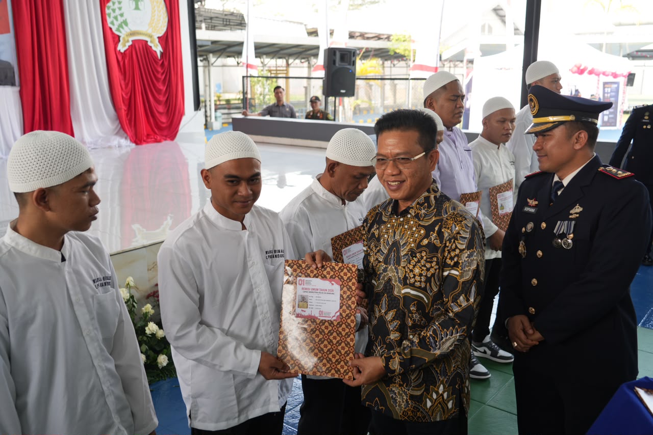 Bupati Bandung Dadang Supriatna menghadiri pemberian remisi kepada warga binaan Lapas Narkotika Kelas IIA Bandung.