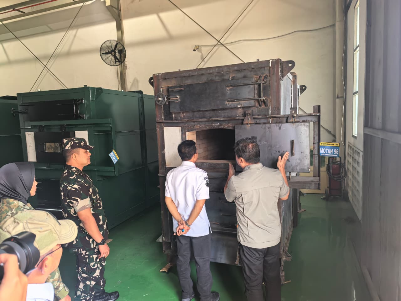 Bupati Bandung Dadang Supriatna memantau teknologi MOTAH untuk pengolahan sampah di Kecamatan Kutawaringin.