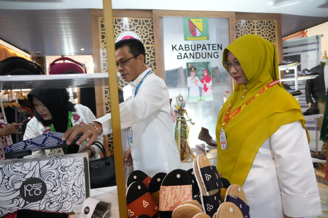 Bupati Bandung Dadang Supriatna bersama Ketua Dekranasda Emma Dety Permanawati menghadiri APKASI Otonomi Expo 2026 di ICE BSD.