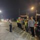 Petugas gabungan mengikuti apel sebelum pelaksanaan Kegiatan Rutin yang Ditingkatkan (KRYD) di Kecamatan Tarogong Kaler, Kabupaten Garut.