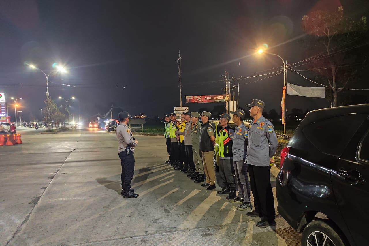 Petugas gabungan mengikuti apel sebelum pelaksanaan Kegiatan Rutin yang Ditingkatkan (KRYD) di Kecamatan Tarogong Kaler, Kabupaten Garut.