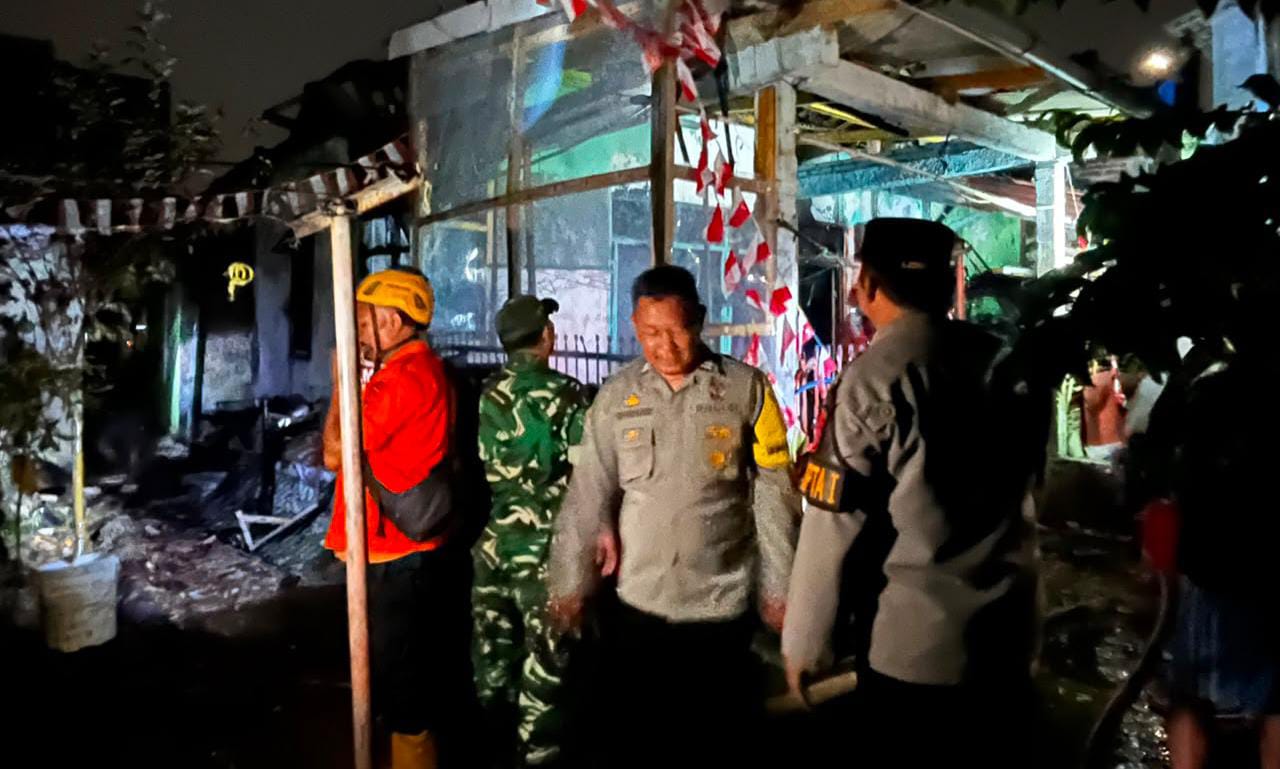 Petugas polisi, pemadam kebakaran dan BPBD Tasikmalaya memadamkan api serta mengevakuasi puing rumah warga yang hangus terbakar di Cikareo, Kecamatan Purbaratu, Kota Tasikmalaya pada Kamis petang.