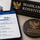 Ruang Hakim MK bersanding dengan ikon sinyal seluler dan simbol kuota data, merepresentasikan putusan MK yang mewajibkan operator telekomunikasi menyediakan opsi layanan agar sisa kuota internet tidak otomatis hangus.