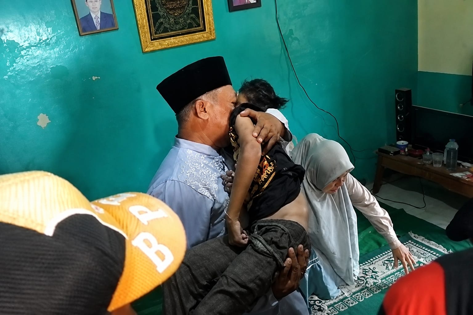 Jasad anak 11 tahun yang ditemukan di saluran irigasi Karawang usai pencarian sejak Selasa malam.