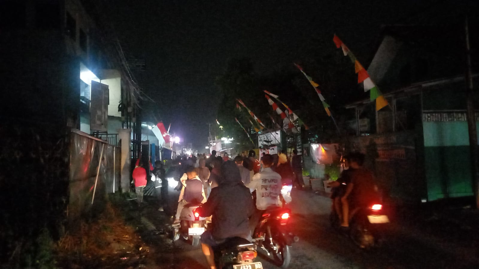 Warga Kota Tasikmalaya mengikuti pawai kemerdekaan dengan kendaraan hias dan atribut merah putih pada malam 16 Agustus 2026.