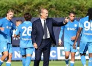 Massimiliano Allegri tampak memberikan instruksi serius kepada para pemain Napoli selama sesi latihan pra-musim 2026