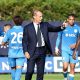 Massimiliano Allegri tampak memberikan instruksi serius kepada para pemain Napoli selama sesi latihan pra-musim 2026