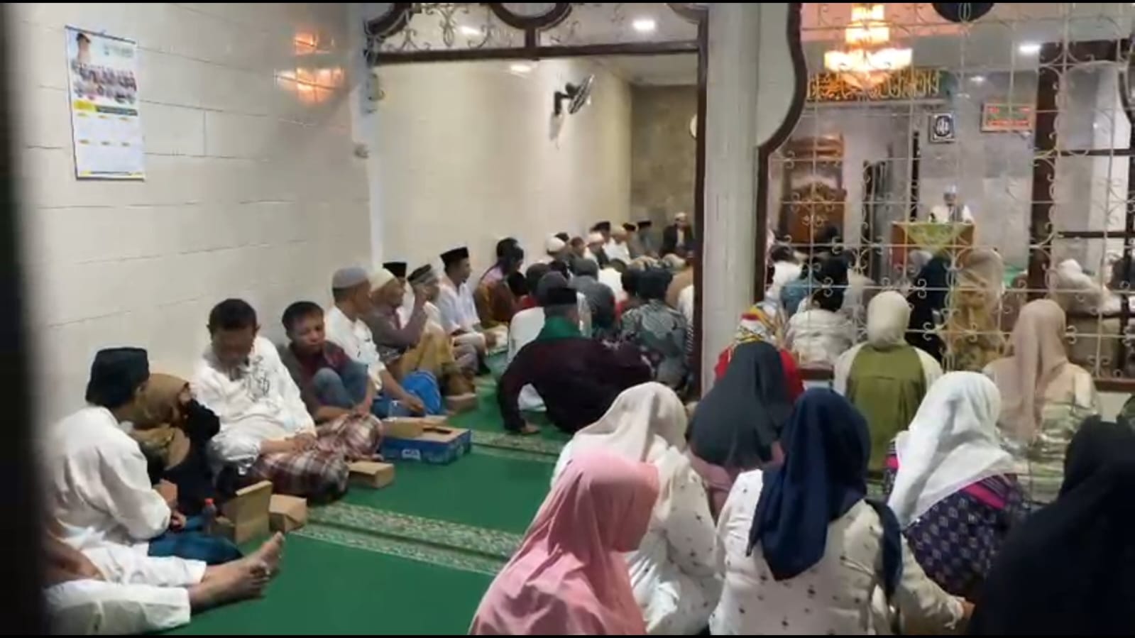 Ratusan jamaah mengikuti peringatan Maulid Nabi Muhammad SAW di Masjid Al Mu’awanah, Kota Tasikmalaya.