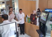 Menteri PANRB Rini Widyantini meninjau digitalisasi pelayanan di Mal Pelayanan Publik Sumedang bersama Bupati Dony Ahmad Munir.