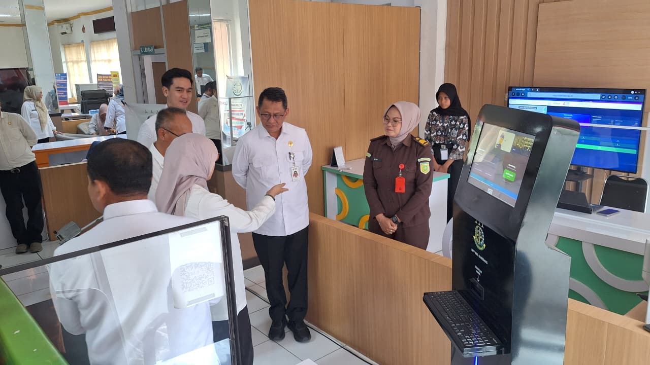 Menteri PANRB Rini Widyantini meninjau digitalisasi pelayanan di Mal Pelayanan Publik Sumedang bersama Bupati Dony Ahmad Munir.