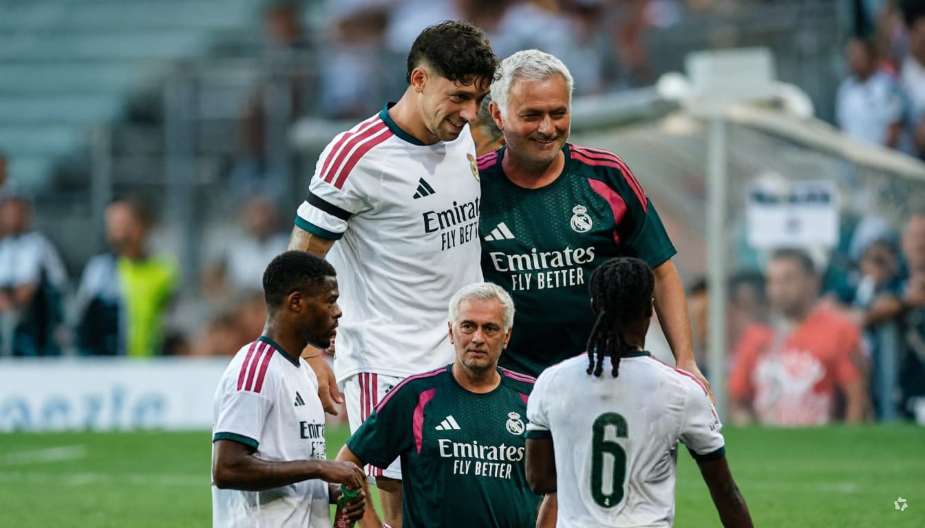 José Mourinho memberikan instruksi kepada para pemain Real Madrid saat laga pra-musim 2026.