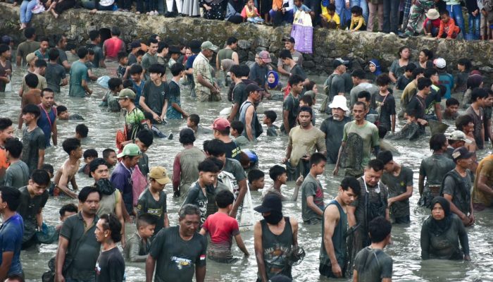 Ribuan Warga Serbu Kolam Al Kamil, 1,5 Ton Ikan Ditebar Meriahkan HUT RI