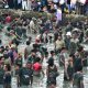 Ribuan warga menangkap ikan dalam tradisi ngagogo lauk di Kolam Masjid Al Kamil Sumedang.