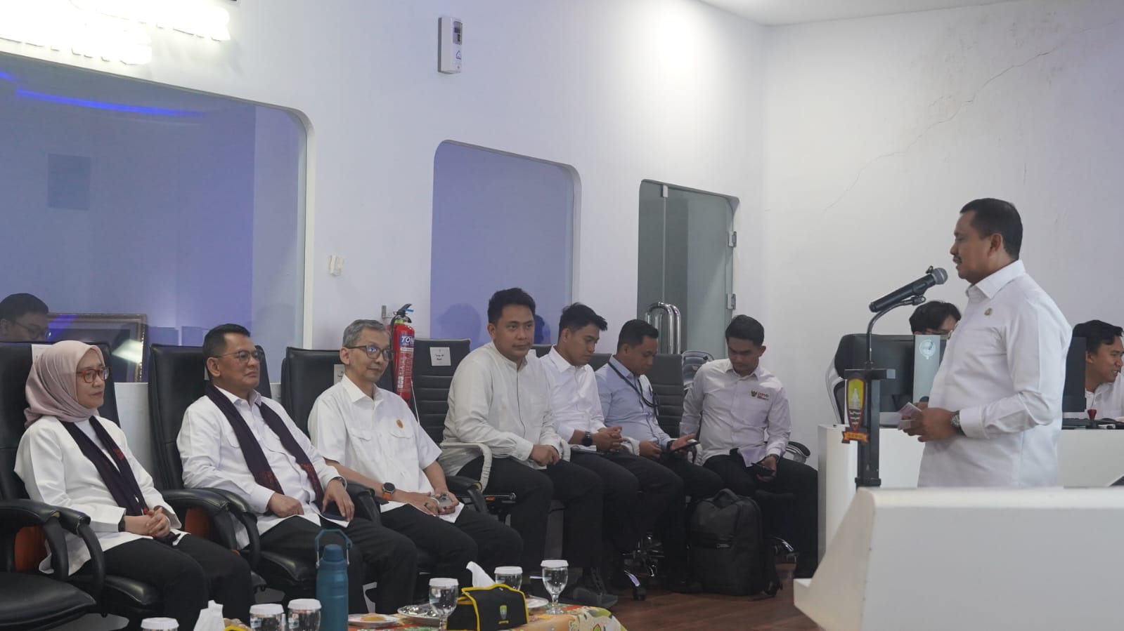 Menteri PANRB Rini Widyantini saat mengunjungi Command Center Sumedang membahas transformasi digital pelayanan publik.