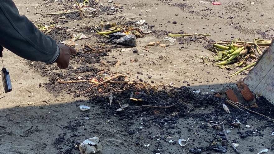 Ceceran minyak mentah terlihat mengotori kawasan pesisir Desa Sungaibuntu, Kecamatan Pedes, Karawang