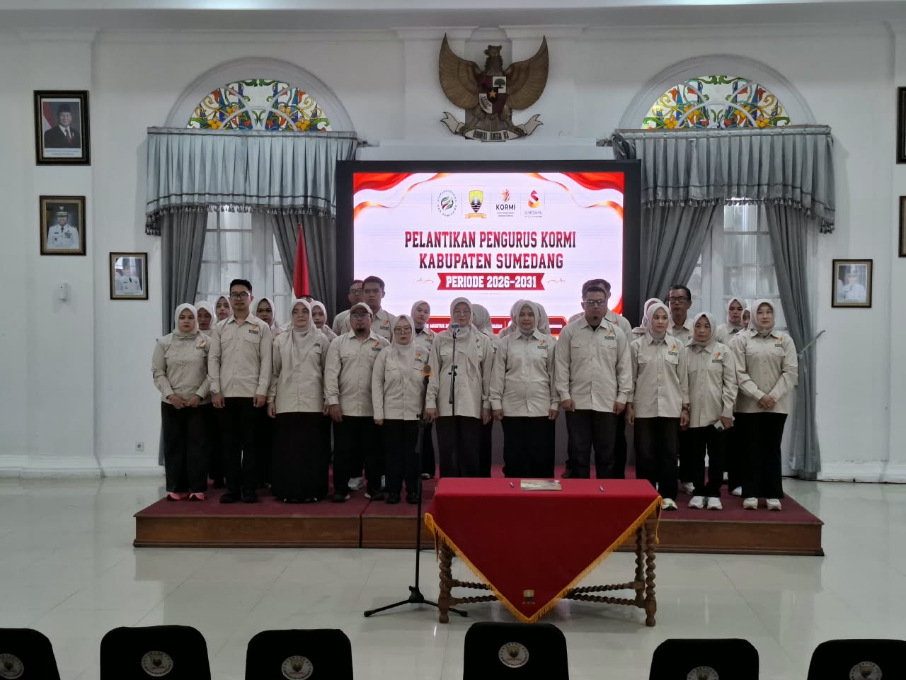 Bupati Sumedang H. Dony Ahmad Munir menghadiri pelantikan 32 pengurus KORMI Sumedang masa bakti 2026-2031 di Gedung Negara, didampingi Ketua Umum KORMI Jabar Ir. Denda Alamsyah dan jajaran pengurus baru.