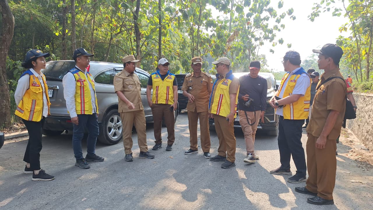 Bupati Sumedang Dony Ahmad Munir meninjau langsung progres pengerjaan ulang Jalan Burujul-Sanca didampingi pejabat DJBM Kementerian PUPR dan unsur Muspika, Selasa (11/8/2026).