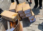 Disdukcapil Kabupaten Garut memusnahkan 13.849 keping KTP-el rusak dan akibat perubahan data di halaman kantor Disdukcapil Garut.