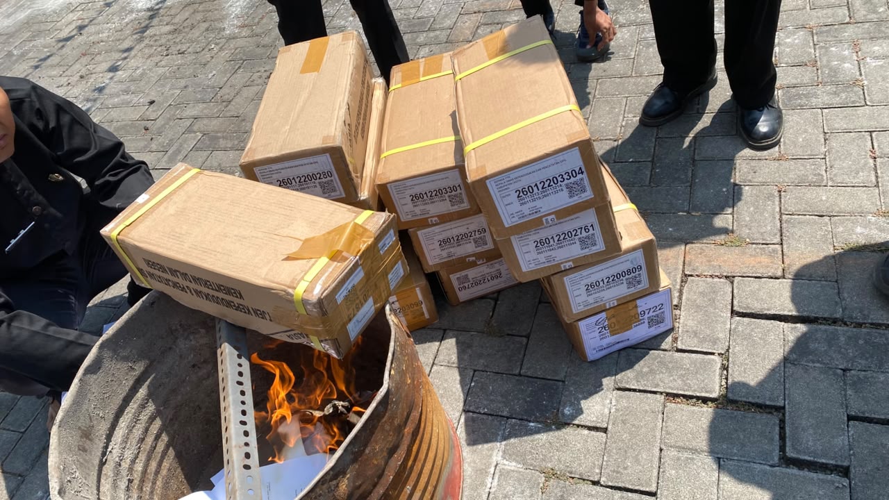 Disdukcapil Kabupaten Garut memusnahkan 13.849 keping KTP-el rusak dan akibat perubahan data di halaman kantor Disdukcapil Garut.