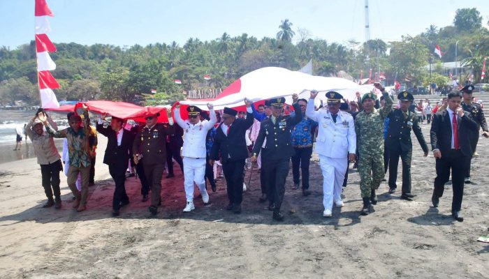 Bendera Merah Putih 300 Meter Membentang di Pantai Karanghawu