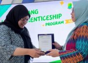 Peserta program pemagangan menerima sertifikat BNSP hasil kolaborasi Disnakertrans Karawang, PT Nestlé Indonesia, dan UPI Bandung.