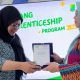 Peserta program pemagangan menerima sertifikat BNSP hasil kolaborasi Disnakertrans Karawang, PT Nestlé Indonesia, dan UPI Bandung.