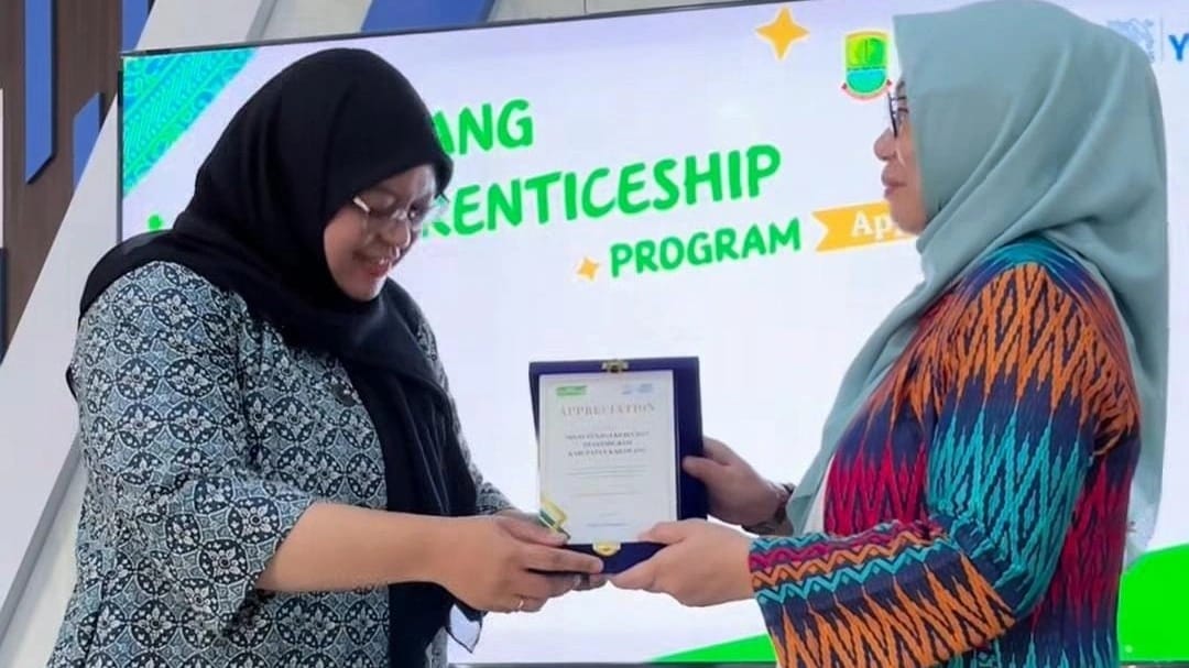 Peserta program pemagangan menerima sertifikat BNSP hasil kolaborasi Disnakertrans Karawang, PT Nestlé Indonesia, dan UPI Bandung.