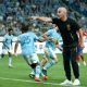 Enzo Maresca memberikan instruksi kepada pemain Manchester City dalam tur pramusim Asia 2026.