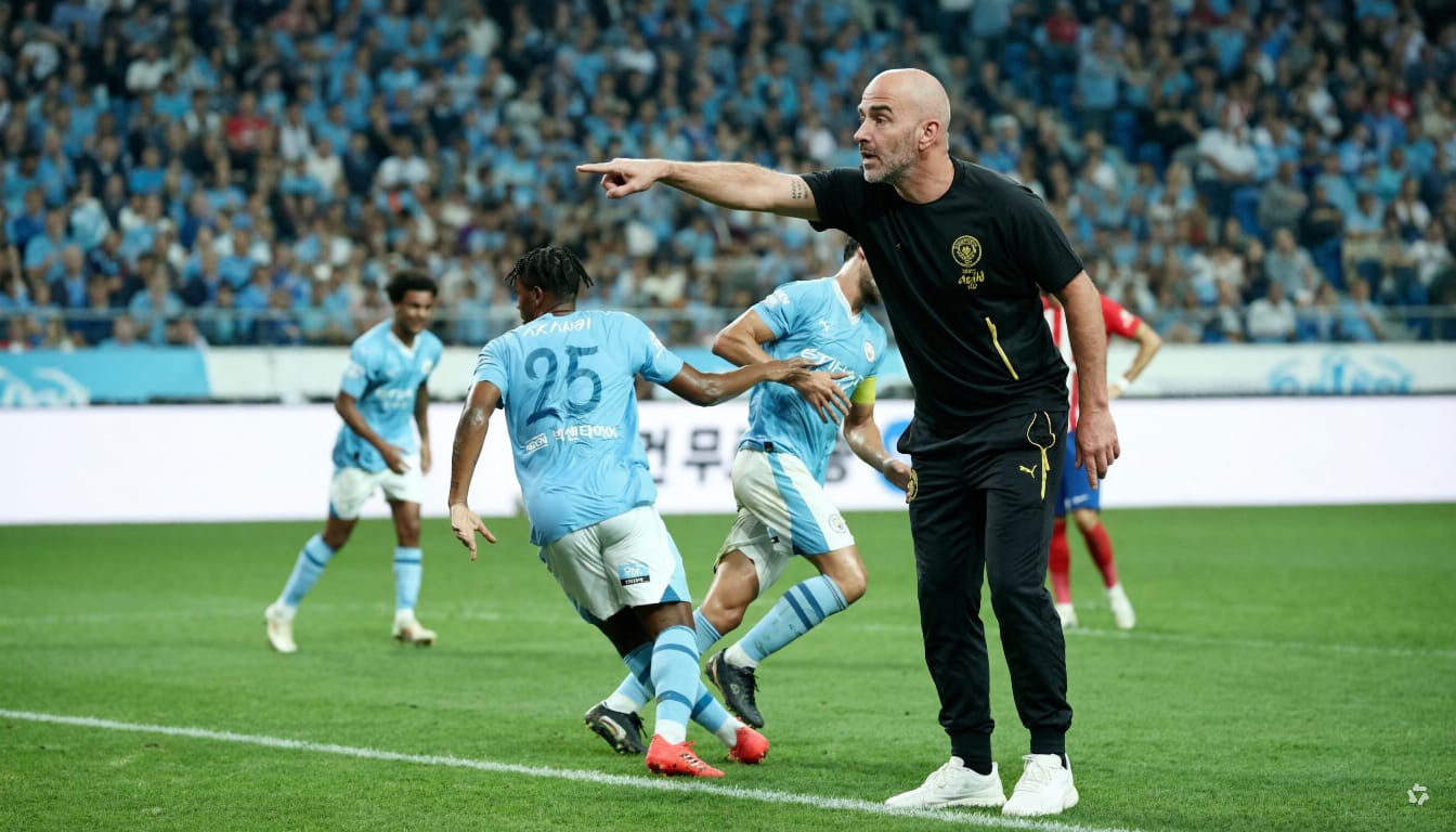 Enzo Maresca memberikan instruksi kepada pemain Manchester City dalam tur pramusim Asia 2026.