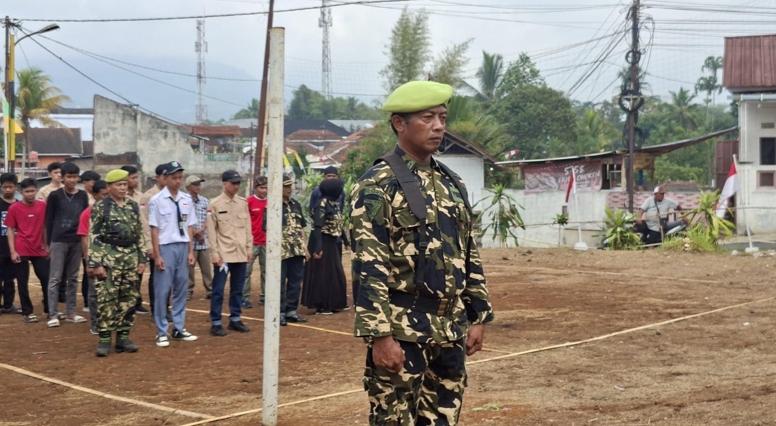 Warga Kampung Cipondok mengikuti upacara HUT RI sebelum berziarah ke makam para pejuang kemerdekaan.