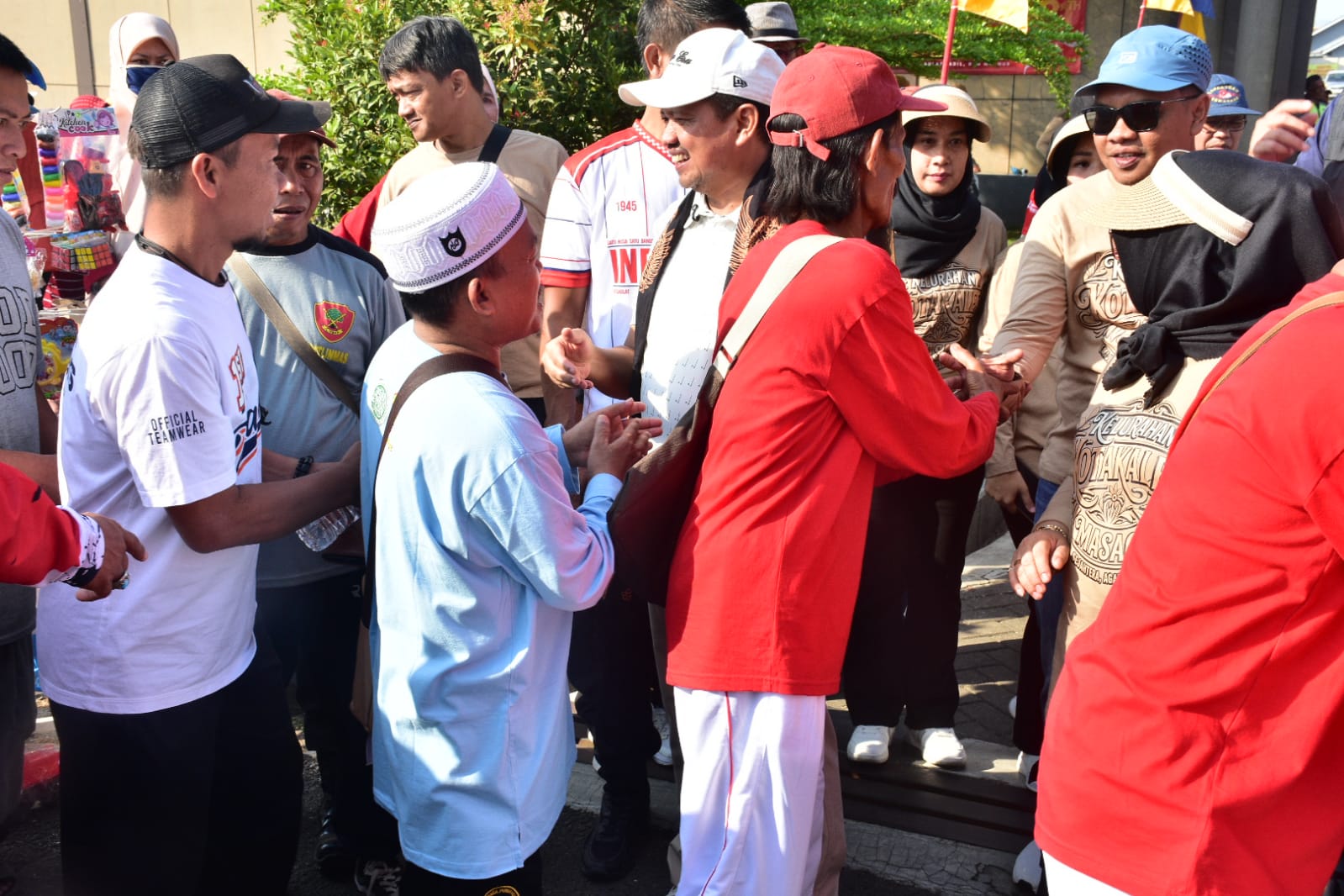 Bupati Sumedang H. Dony Ahmad Munir melepas ribuan peserta gerak jalan santai yang mengenakan kostum unik dan berwarna-warni di area Gedung Kesenian Kotakaler