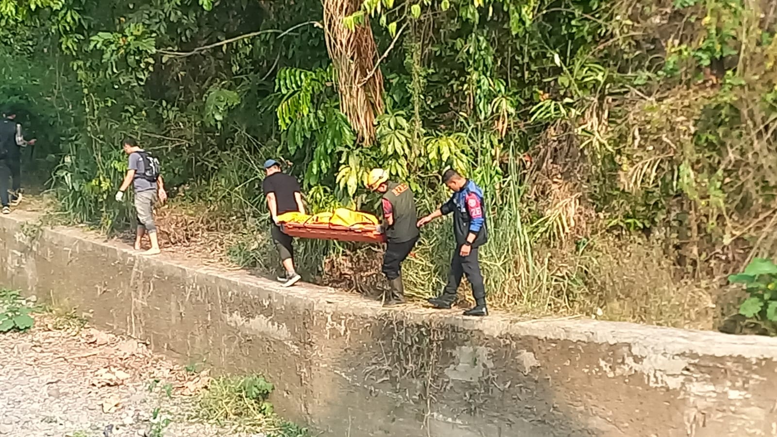 Petugas Mengevakuasi Jenazah Misterius di Sungai
