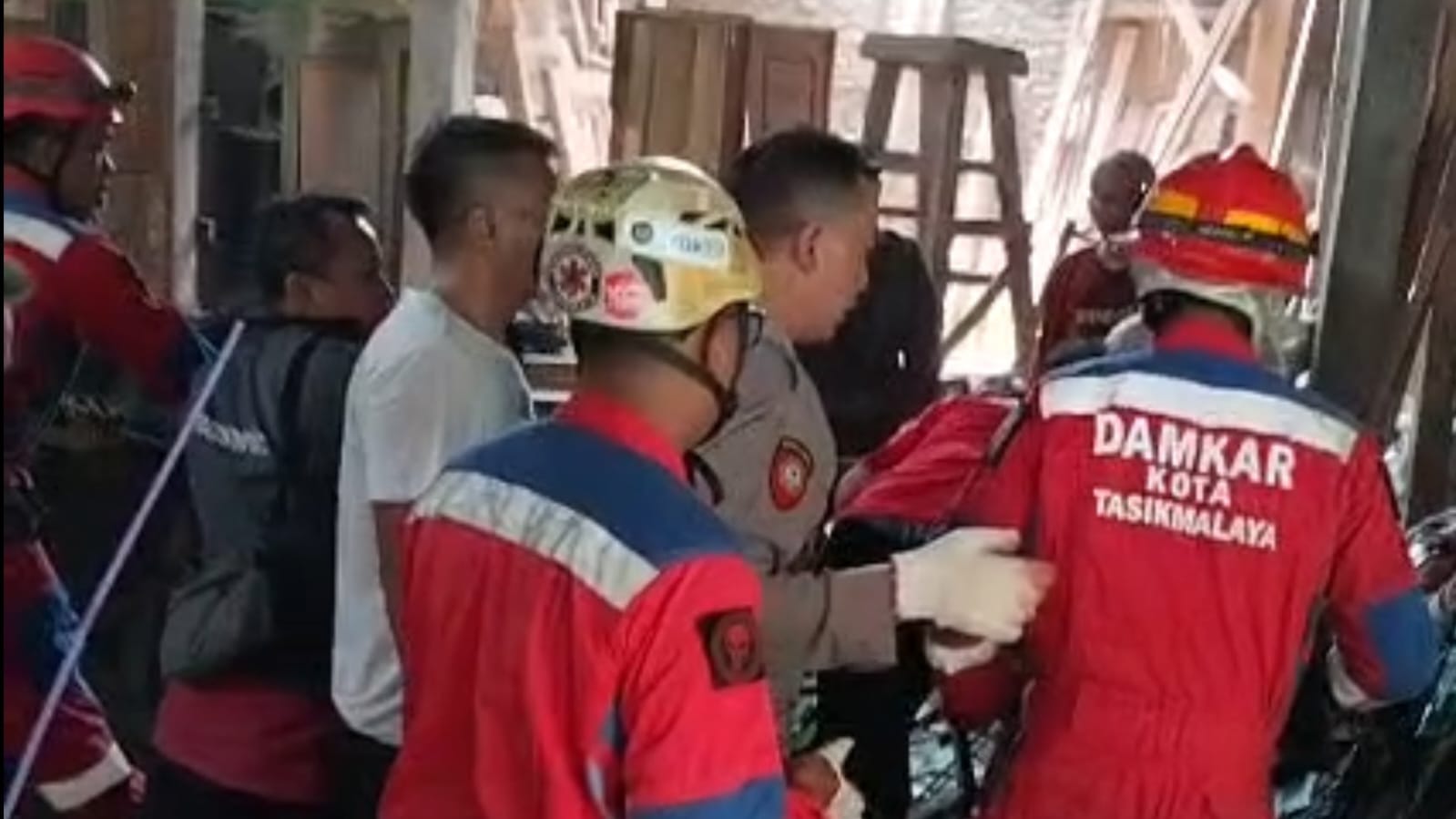 Tertimpa Puluhan Lembar Kaca, Pekerja di Tasikmalaya Terjepit 30 Menit, Petugas Pun Bergegas Menolong