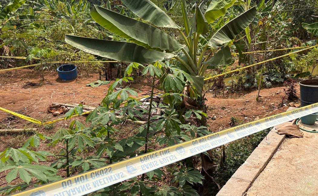 Polisi melakukan olah TKP di kebun singkong Kampung Ciaren, Karangjaya, Tasikmalaya