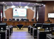 Bupati Sumedang Dony Ahmad Munir tampak memimpin rapat paripurna penandatanganan nota kesepakatan KUA PPAS 2027 bersama DPRD Sumedang di gedung dewan, Senin (10/8/2026), guna membahas alokasi anggaran infrastruktur jalan.