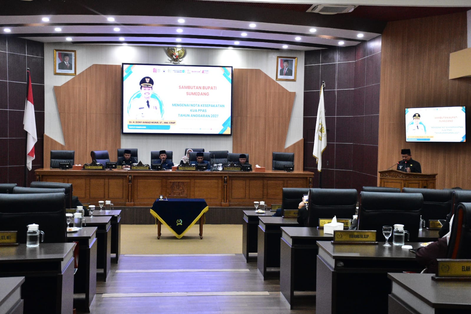 Bupati Sumedang Dony Ahmad Munir tampak memimpin rapat paripurna penandatanganan nota kesepakatan KUA PPAS 2027 bersama DPRD Sumedang di gedung dewan, Senin (10/8/2026), guna membahas alokasi anggaran infrastruktur jalan.