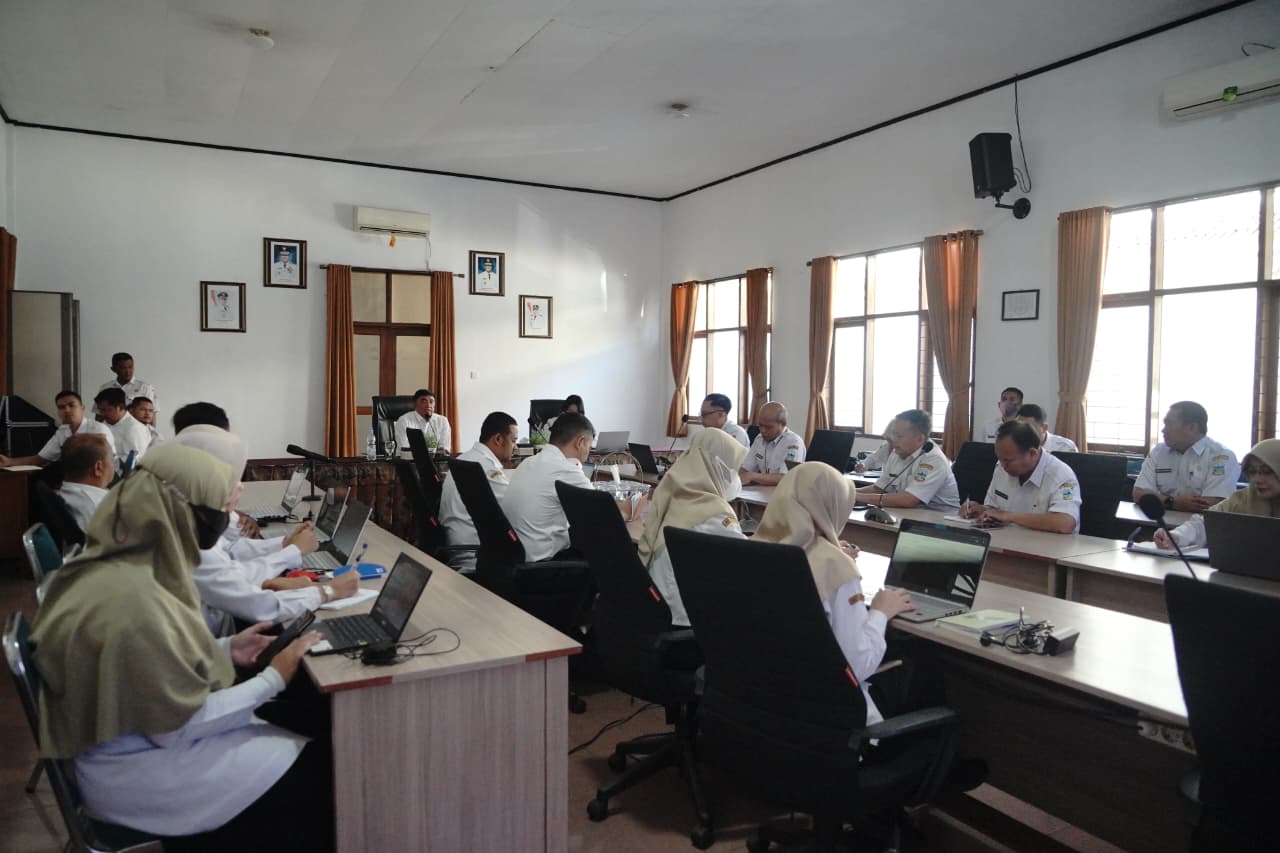 Bupati Garut Abdusy Syakur Amin membahas sistem pemantauan absensi siswa untuk mencegah anak putus sekolah.