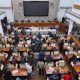 Bupati Garut Abdusy Syakur Amin berdiskusi dengan perwakilan Gema BSP di Ruang Rapat DPRD Kabupaten Garut menyepakati percepatan perbaikan jalan Banjarwangi Singajaya Peundeuy agar layak dilintasi masyarakat.