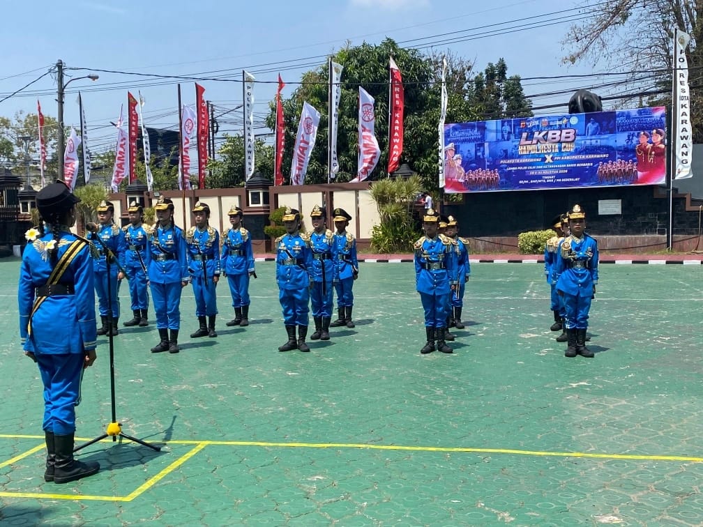 Pelajar mengikuti lomba Polisi Cilik dan Ketangkasan Baris Berbaris dalam Polres Cup 2026 di Mapolresta Karawang.