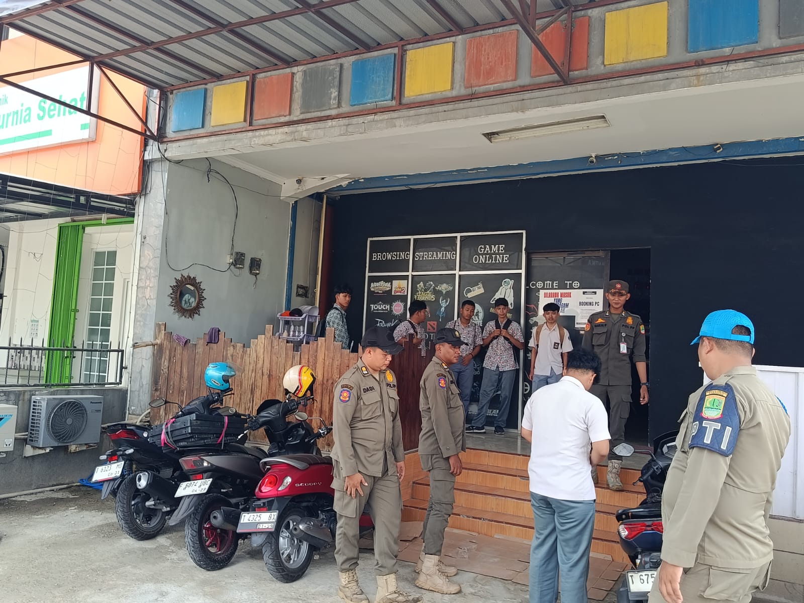 7 pelajar Karawang bolos main warnet saat jam pelajaran! Satpol PP amankan dan panggil orang tua.