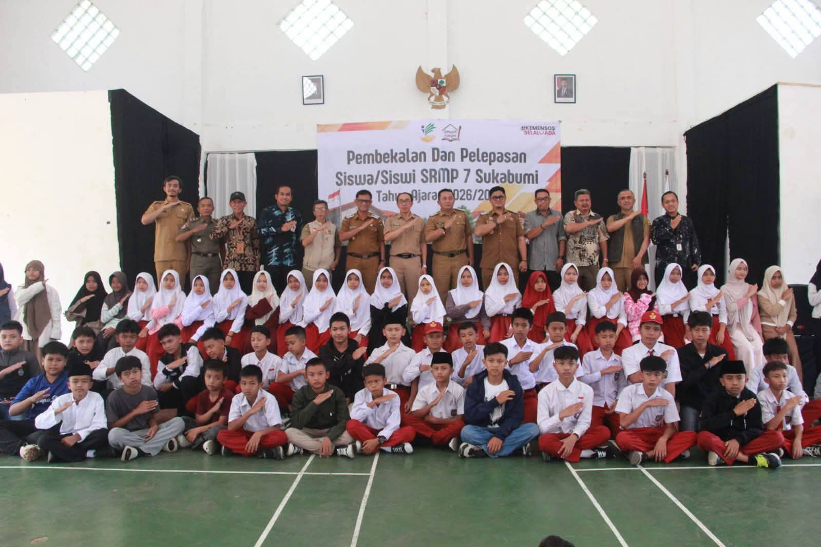 Sekda Sukabumi H. Ade Suryaman menyambut 60 siswa SRMP 7 pada kegiatan penerimaan di Cibadak.
